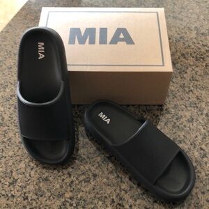 MIA Alexa slides.🖤